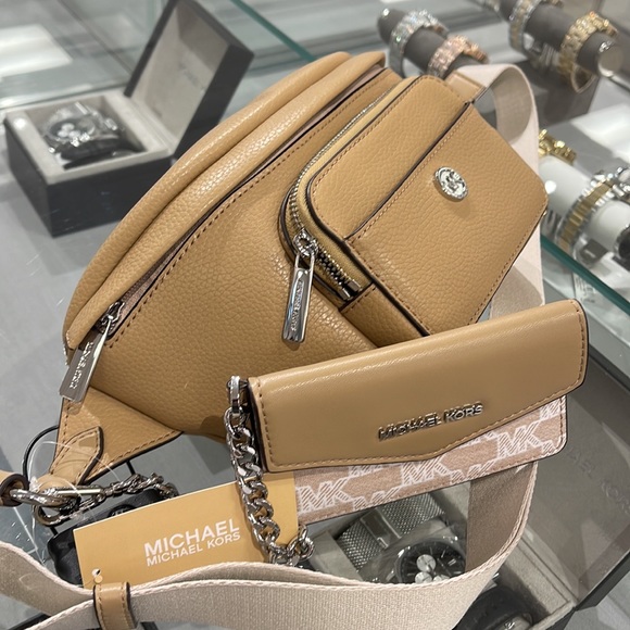 MICHAEL KORS
Maisie Large Pebbled Leather 2-in-1 Sling Pack
Camel
NWT - Picture 12 of 16